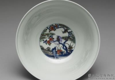 图片[3]-Stem bowl with decoration of flowers and birds in wucai polychrome enamels on a white ground, Qing dynasty (1644-1911)-China Archive